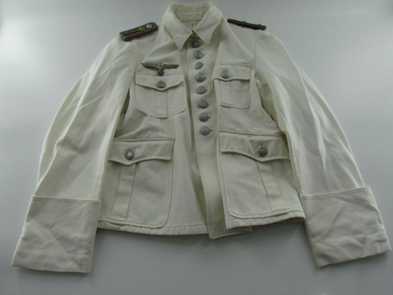 WH white tunic for a Hauptmann of the 5th Artillerie regiment