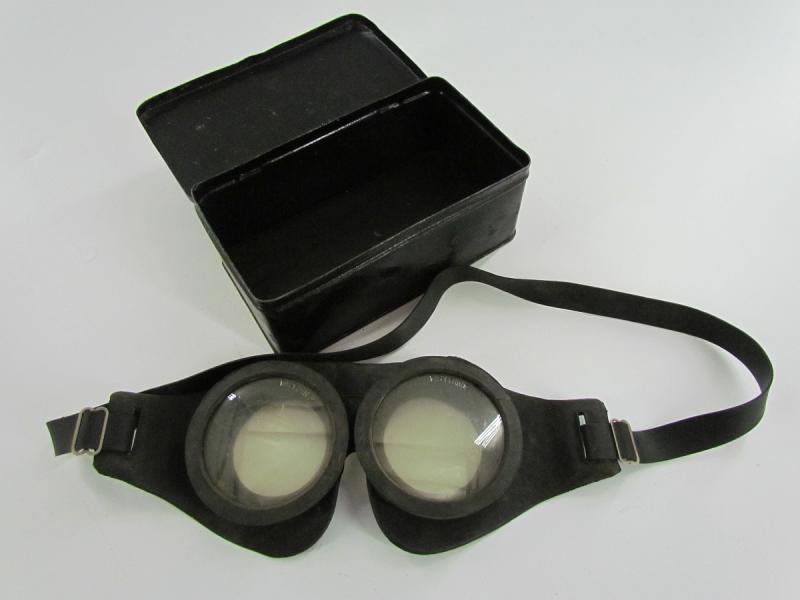 Wehrmacht Rubber Goggles in Tin Case