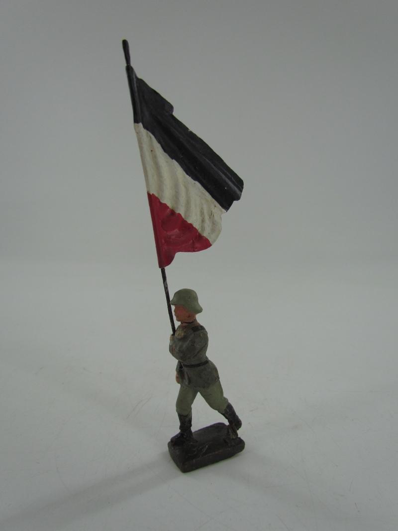 Lineol - standard bearer marching, with national flag