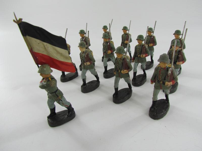 Grouping of 13x Lineol German Toy Soldiers With Flag Bearer