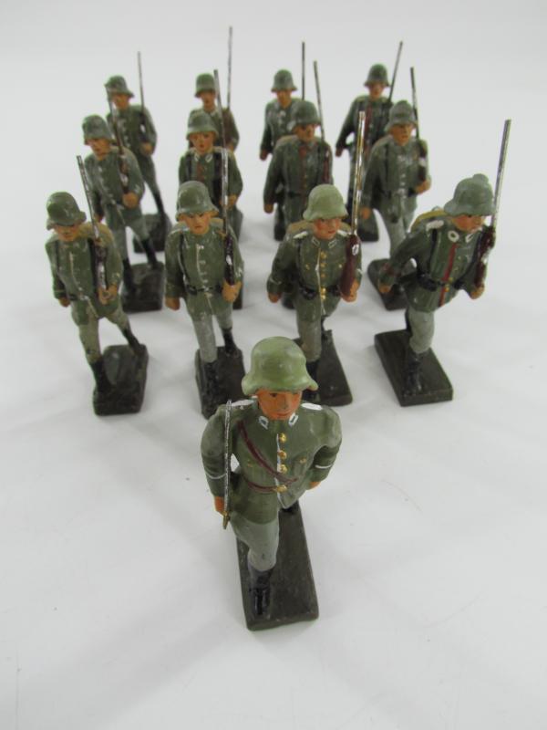 Grouping of 13 x WW2 Era German Toy Soldiers