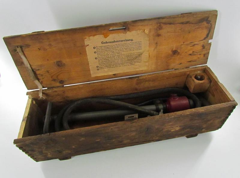Luftschutz Entgiftungsspritze With Original Wood Crate