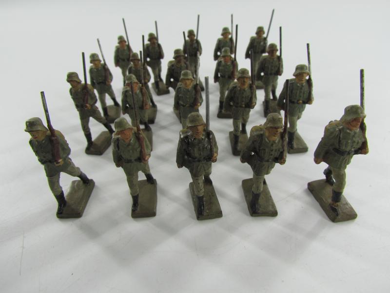 Lineol Wehrmacht  4 cm Marching Soldiers...Rare !!