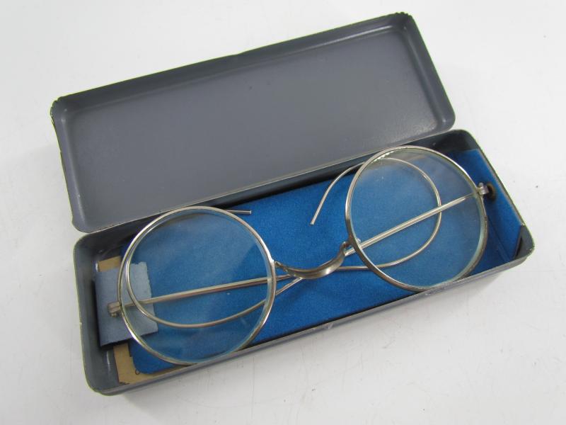 Wehrmacht 'Dienstbrille' in Container....Mint