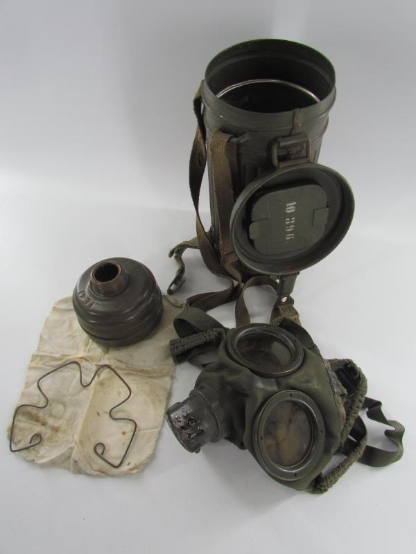 WH/SS Gasmask Cannister With Straps And Contents