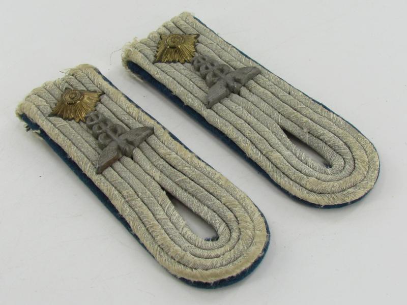 Wehrmacht Sonderdienst Oberleutnant shoulder boards