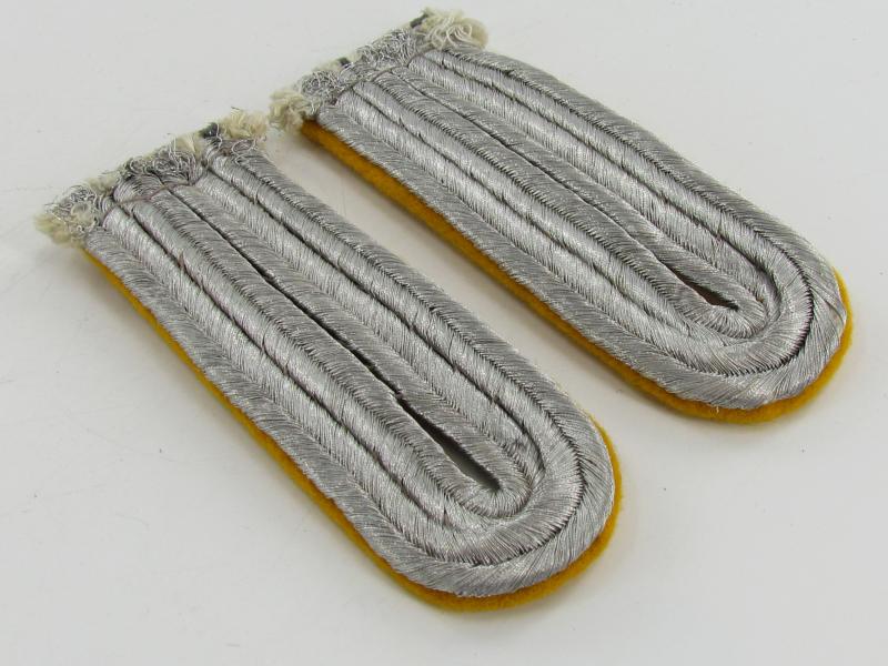 Luftwaffe flying personnel Leutnant shoulder boards