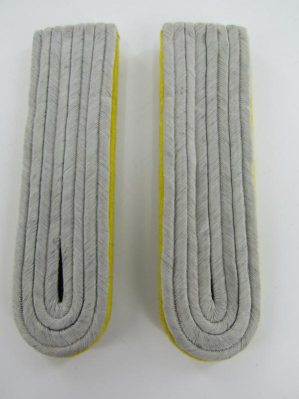 Luftwaffe flying personnel Leutnant shoulder boards