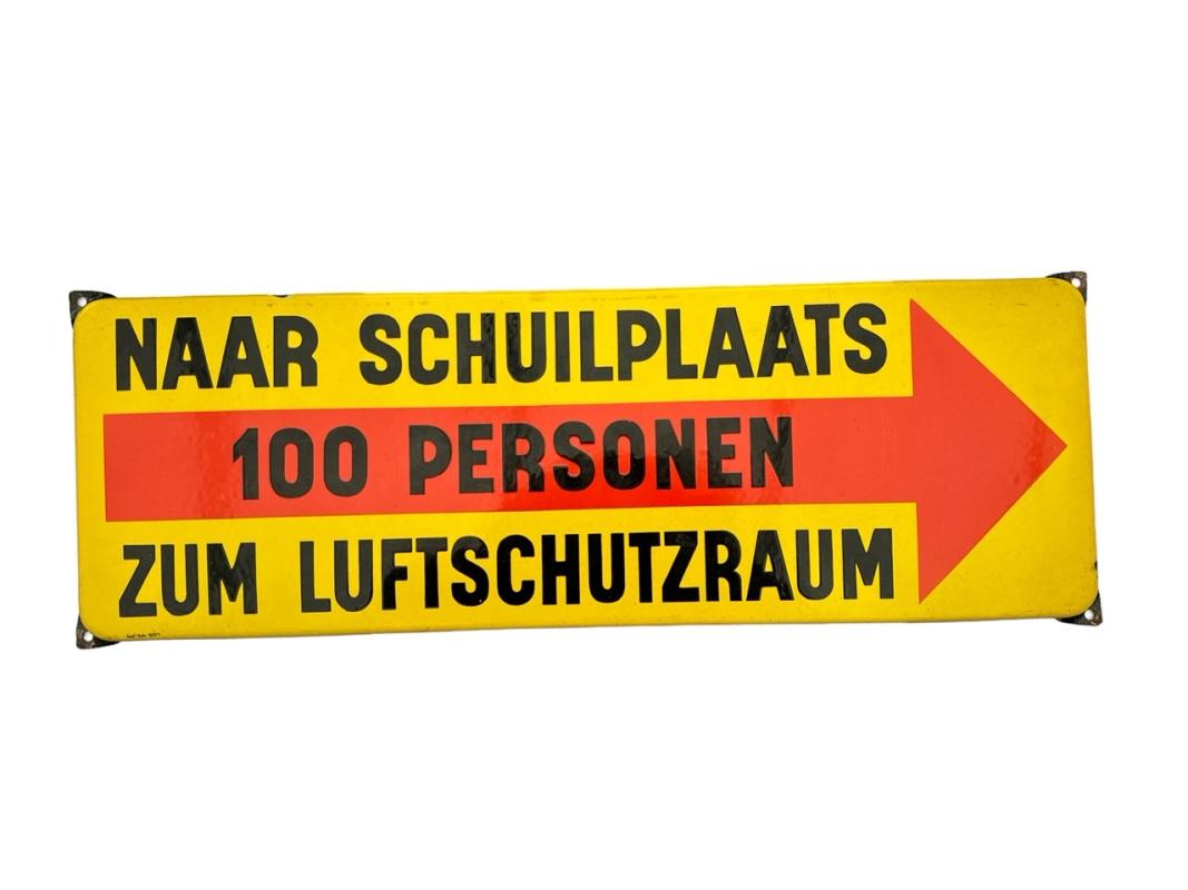 Naar schuilplaats  ( 'Zum Luftschutzraum' ) Enamel Sign