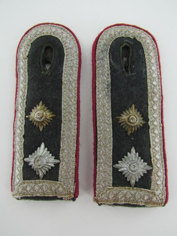 NCO shoulder boards for a Hauptfeldwebel in Nebelwerferabteilung