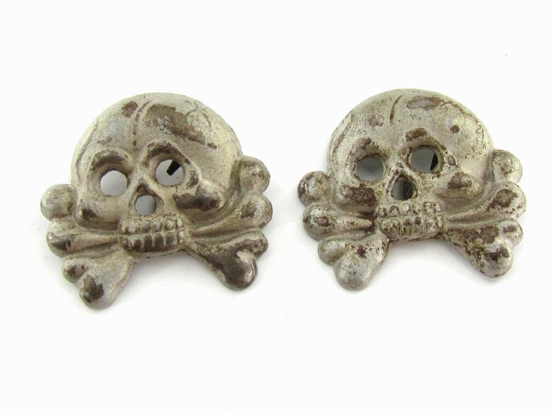 Wehrmacht (Heer) Pair of ( Magnetic ) Panzer Collar Tab Skulls