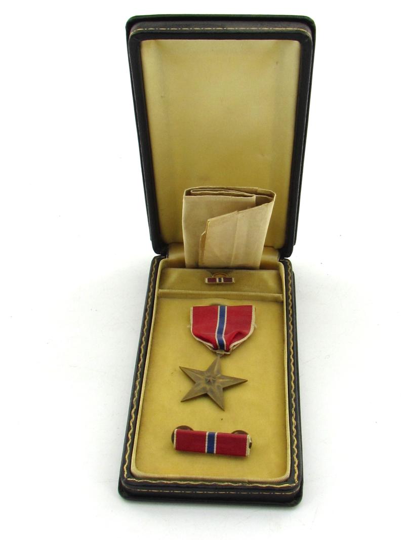 US WWII Bronze Star set in Case ( Named )