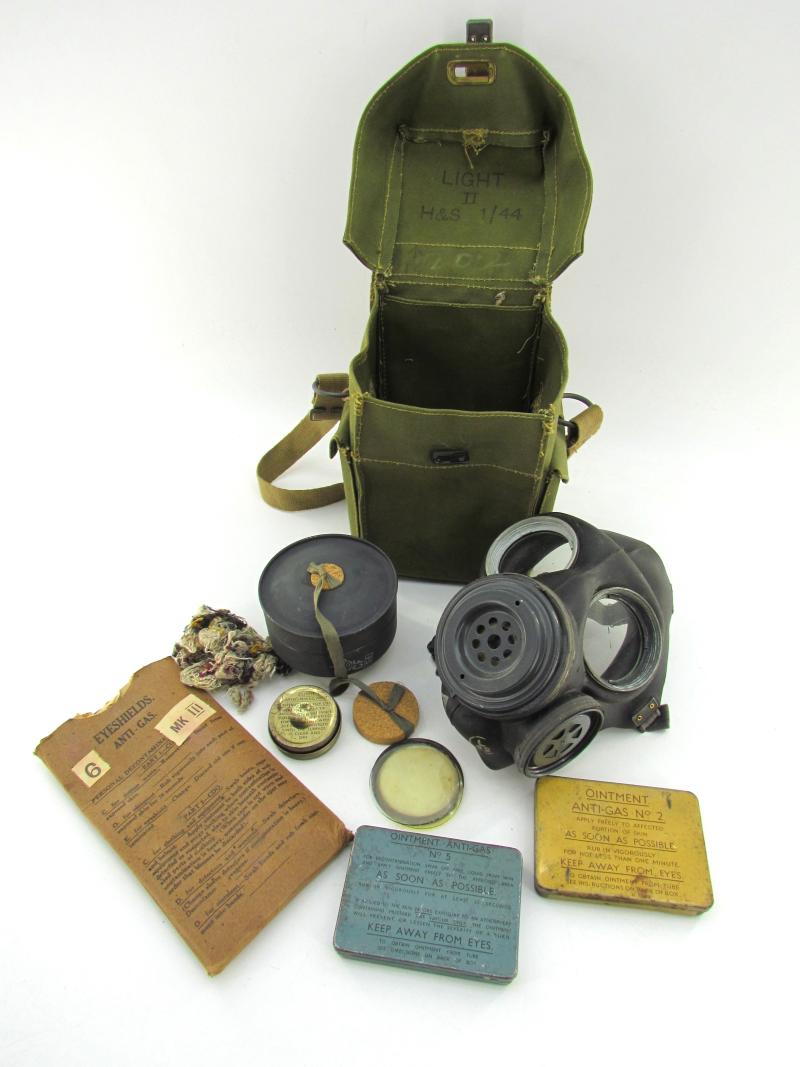 British WWII second model Gasmask Bag + Mask + contents 1944 ( unissued )