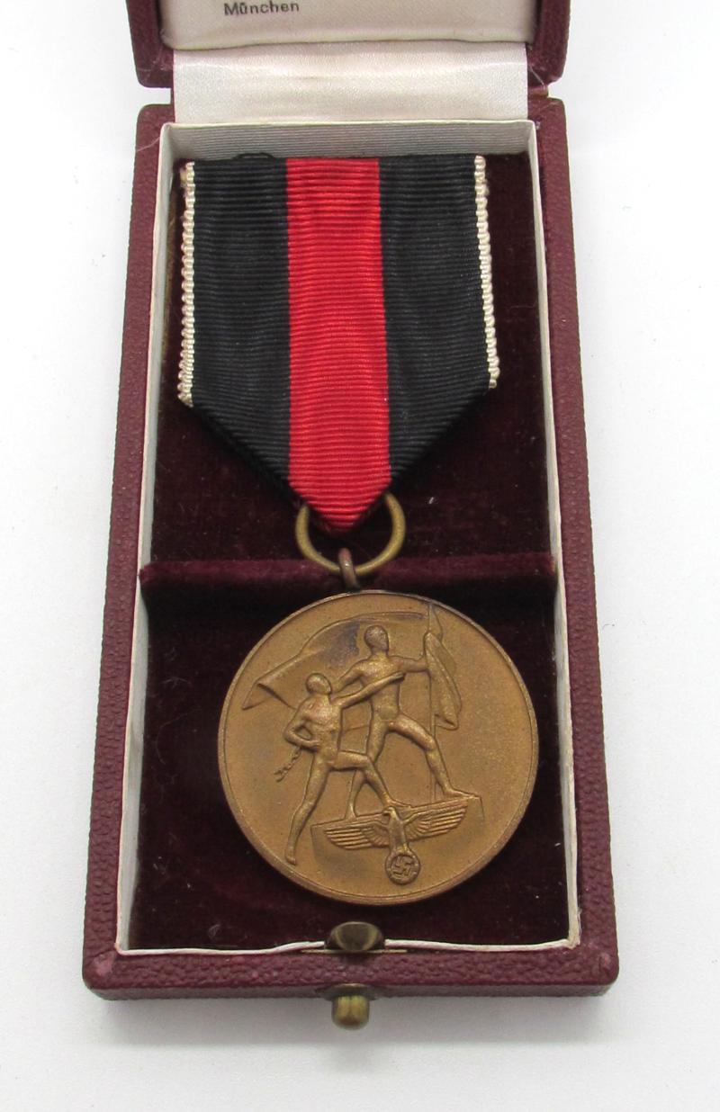 Cased '1 Oktober 1938' Medal ( Deschler )