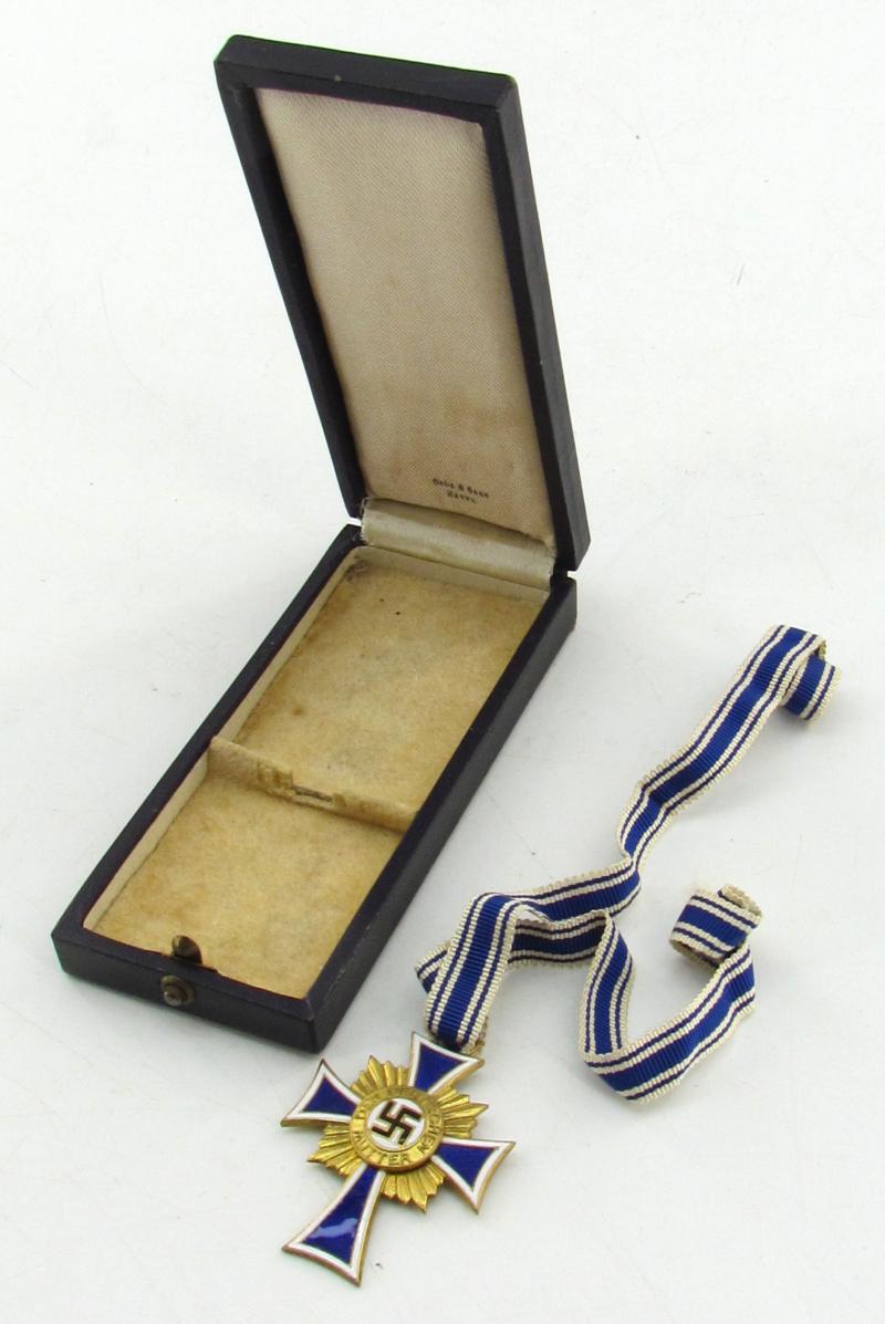Mother’s cross in gold with box ( Ochs & Bonn Hanau )